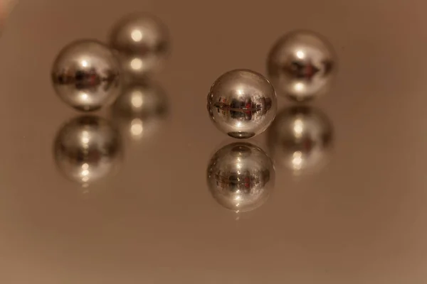 Bolas de aço em um espelho — Fotografia de Stock