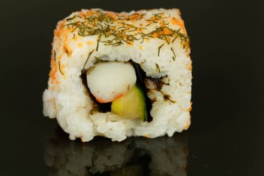 Suşi siyah porselen arka plan üzerinde