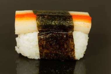 Suşi siyah porselen arka plan üzerinde