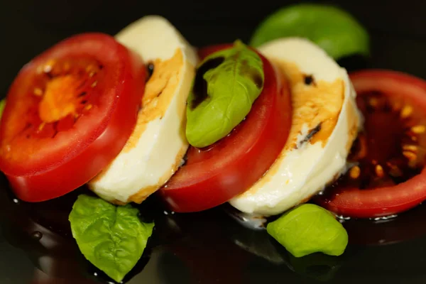 Tomates au fromage mozzarella et feuilles de basilic — Photo