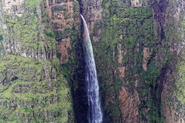 La cascade Jin Bahir dans le canon Geech Abyss dans les monts Simien en Ethiopie . — Photo