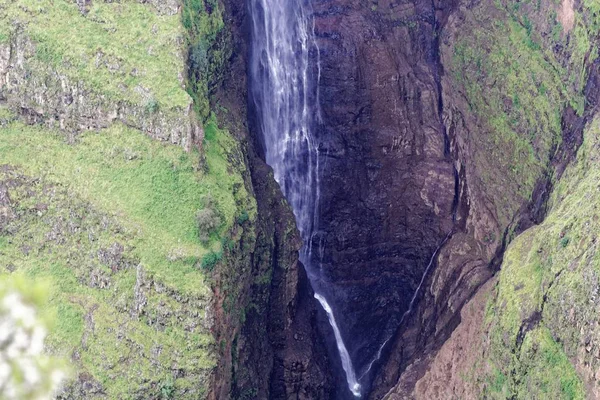 La cascada de Jin Bahir en el cañón Geech Abyss en las montañas Simien en Etiopía . — Foto de Stock