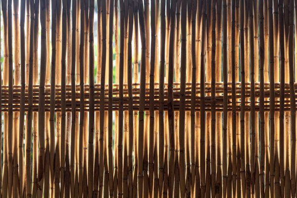 Корзина из ротанга в качестве фона
 