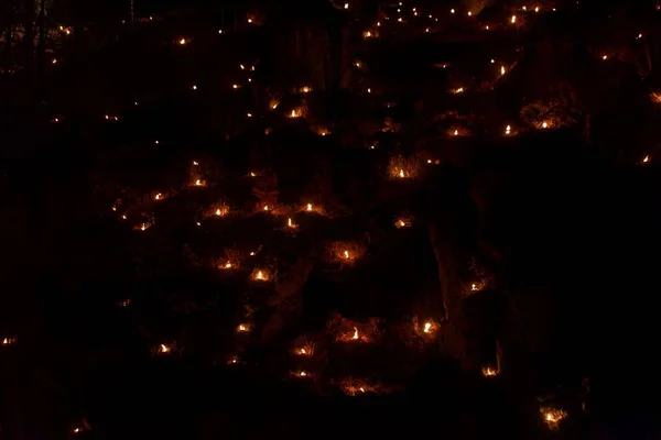 Pequenos incêndios em uma encosta de montanha durante uma celebração leve no Alb franco, sul da Alemanha . — Fotografia de Stock