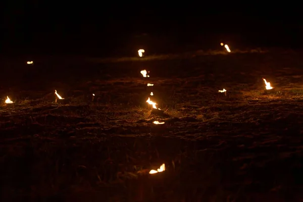 Kleinfeuer auf Wiese bei Lichterfest auf der Fränkischen Alb. — Stockfoto