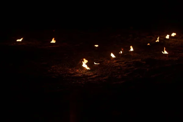Μικρές πυρκαγιές σε λιβάδι κατά τη διάρκεια εορτασμού φωτός στο Frankonian Alb, Νότια Γερμανία. — Φωτογραφία Αρχείου