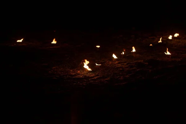 Pequenos incêndios no prado durante uma celebração leve no Alb Frankoniano, sul da Alemanha . — Fotografia de Stock