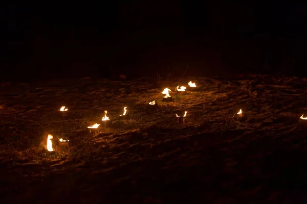 Kleinfeuer auf Wiese bei Lichterfest auf der Fränkischen Alb. — Stockfoto