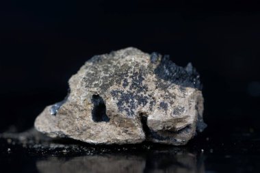 Siyah arkaplanı olan kalsiyum karpit veya kalsiyum asetilit.