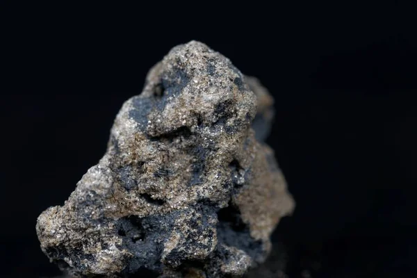 Calciumcarbide of calciumacetylide met een zwarte achtergrond — Stockfoto