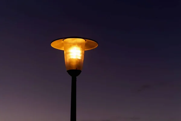 Karanlık gökyüzünde parlayan bir fener — Stok fotoğraf