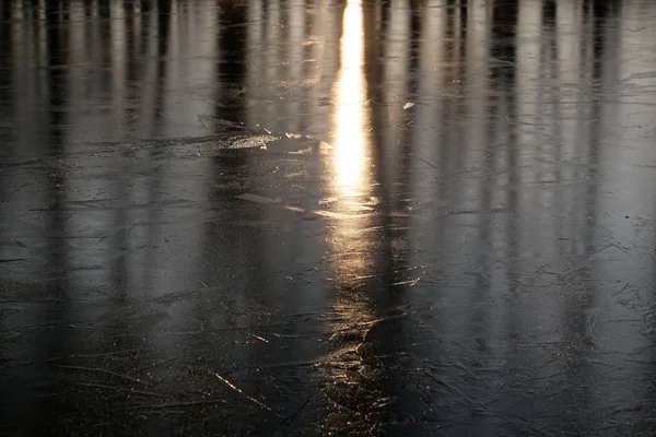 Reflecție ușoară pe o suprafață înghețată a lacului — Fotografie, imagine de stoc