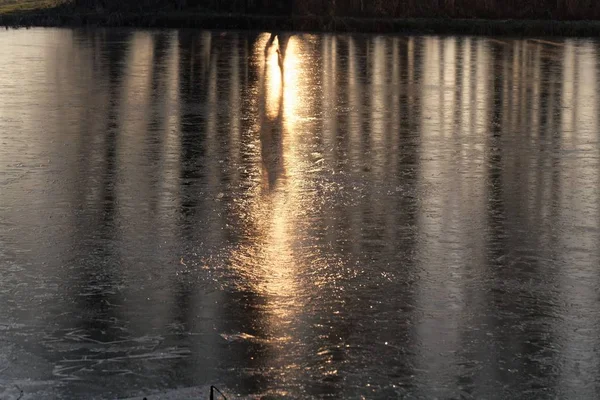 Reflexão de luz em uma superfície congelada do lago — Fotografia de Stock