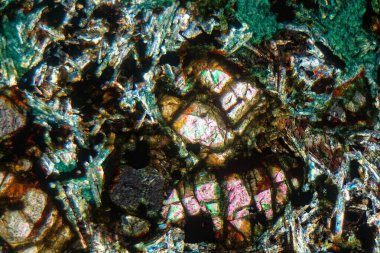 Bazalt kayanın petrografik ince bir bölümünün mikroskop fotoğrafı.. 