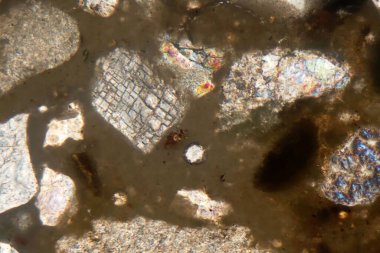 Roma betonunun petrografik ince bir bölümünün mikroskobik fotoğrafı, opus caementisiyum, polarize ışıkta. Örneğin yaşı yaklaşık 2000 yıl..