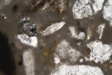 Roma betonunun petrografik ince bir bölümünün mikroskobik fotoğrafı, opus caementisiyum, polarize ışıkta. Örneğin yaşı yaklaşık 2000 yıl..