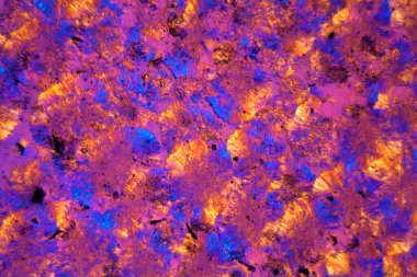 Turkuaz değerli taşın polarize ışık ve dalga plakalı ince bir parçasının mikroskop fotoğrafı..