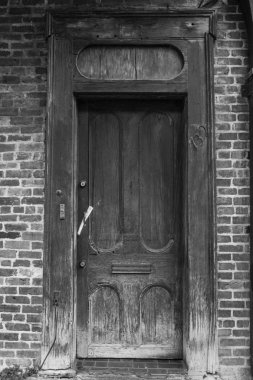 Fransız Mahallesi - New orleans içinde yıpranmış ahşap kapı