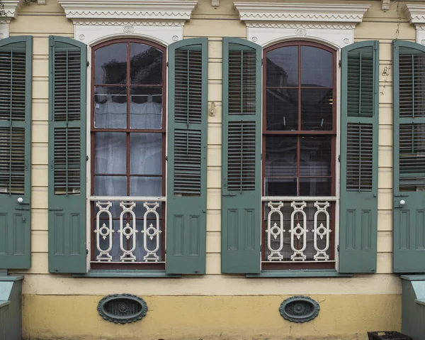 Fenster in Wohnung im französischen Viertel — Stockfoto