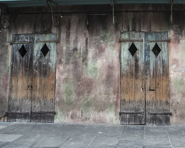 Alte Geschäftstüren im französischen Viertel der neuen Orleans — Stockfoto