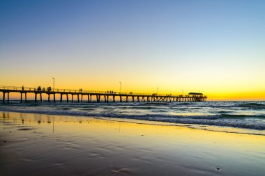 Henley Beach iskelesi ile insanlar, Güney Avustralya