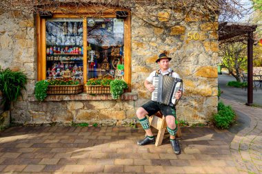 Hahndorf Alman köy mağazasında yakınındaki akordeon oynayan adam