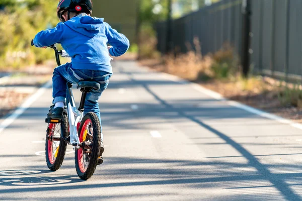 아이 자전거 차선에 그의 자전거를 타고 — 스톡 사진