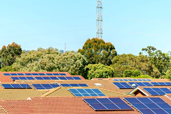 Panneaux solaires installés sur le toit — Photo