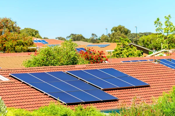 Panneaux solaires installés sur le toit — Photo