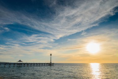 Brighton iskelesi insanlar gün batımında