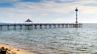 Brighton iskelesi insanlar gün batımında