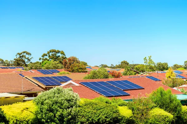 Solární panely instalované na střeše — Stock fotografie