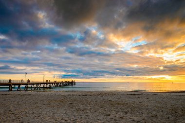 Gün batımında Glenelg Beach