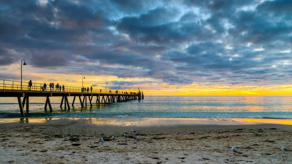 Persone sul molo di Glenelg Beach — Foto Stock