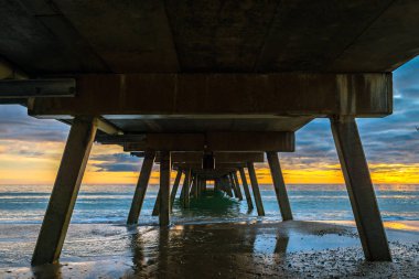 Gün batımında Glenelg İskelesi
