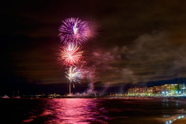 Glenelg yeni yıl arifesinde havai fişek