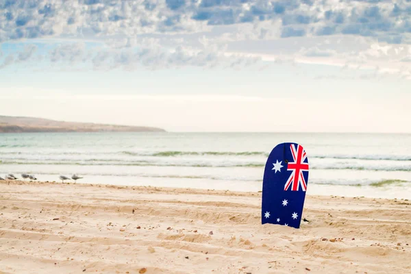 Planche de surf avec drapeau australien — Photo
