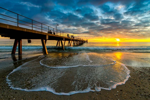 Ludzi na plaży Glenelg molo — Zdjęcie stockowe