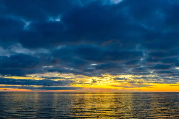 Glenelg Beach üzerinde renkli dramatik günbatımı — Stok fotoğraf