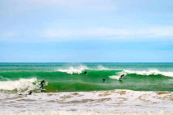 Surfer przesuwne na fali — Zdjęcie stockowe