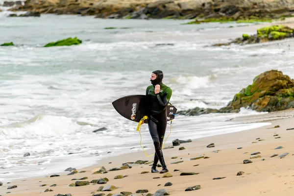 Surfer sörf tahtası ile — Stok fotoğraf