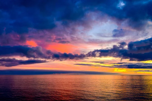 Kolorowe dramatyczny zachód słońca nad plażą Glenelg — Zdjęcie stockowe