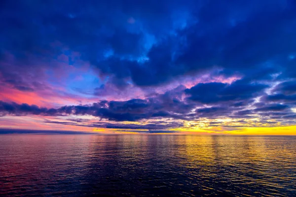 Farbenfroher dramatischer Sonnenuntergang über dem Glenelg Beach — Stockfoto