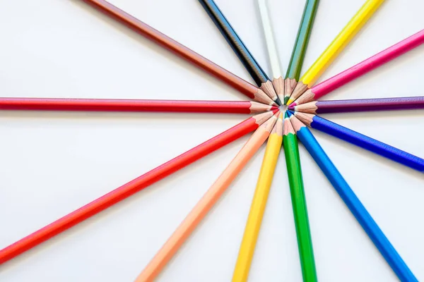 Un mucchio di matite colorate taglienti — Foto Stock