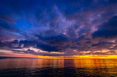 Glenelg Beach üzerinde renkli dramatik günbatımı 