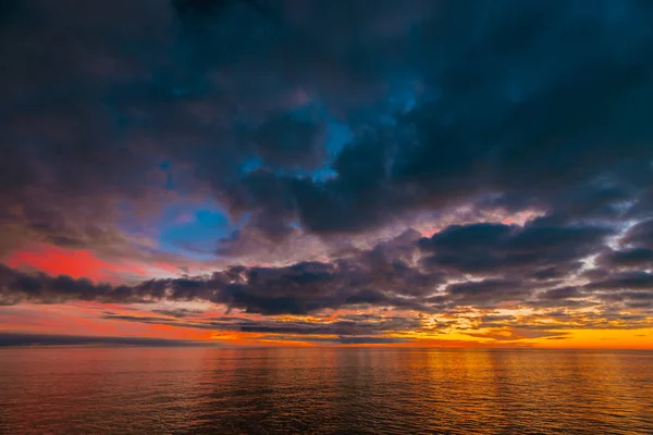 Glenelg Beach üzerinde renkli dramatik günbatımı — Stok fotoğraf