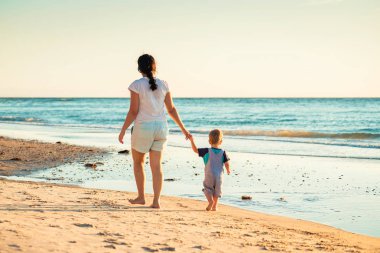 Anne ve oğlu Sahilde yürüyüş