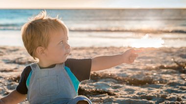 Sahilde güzel bir gülümseyen çocuk
