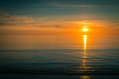 Okyanusun üzerinde gün batımı