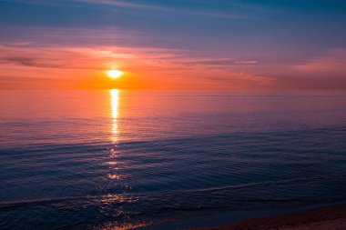 Okyanusun üzerinde gün batımı